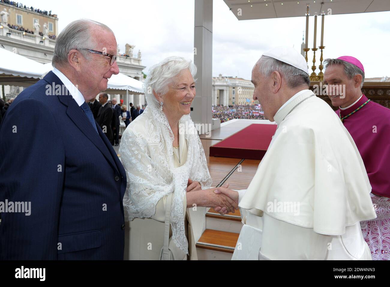 Le pape François a rencontré Albert et Paola de Belgique à la fin de la cérémonie de canonisation de Jean-Paul II et Jean XXIII au Vatican, le 27,2014 avril. Le pape François a déclaré les Papes Jean XXIII et Jean-Paul II saints devant quelque 800,000 000 personnes lors d'une cérémonie sans précédent rendue encore plus historique par la présence du pape Benoît XVI . Photo par ABACAPRESS.COM Banque D'Images