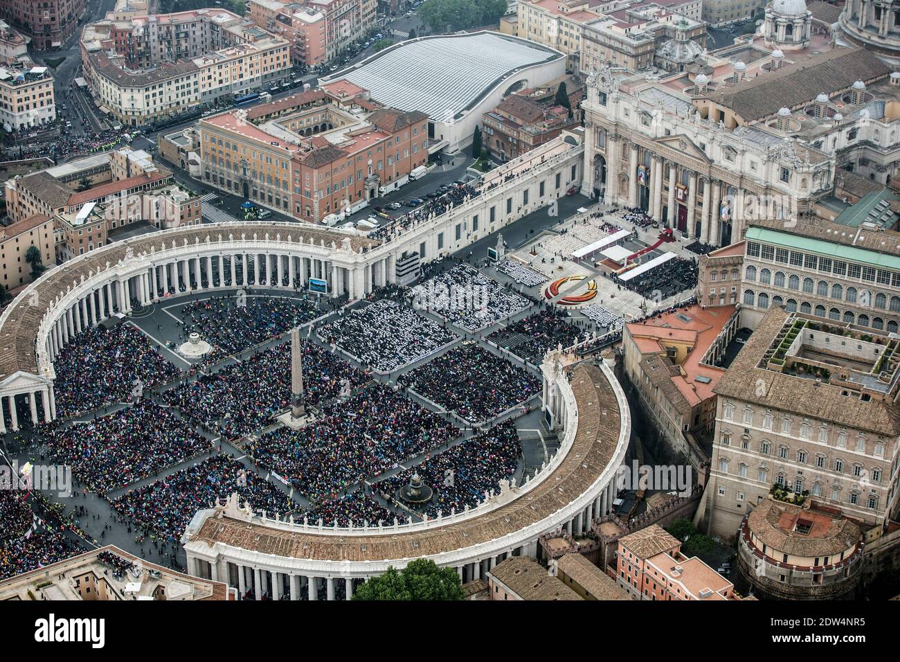 Exclusif. Vues aériennes prises à partir d'un hélicoptère de la police nationale italienne de la place Saint-Pierre lors de la messe de canonisation du Pape Jean XXIII et du Pape Jean-Paul II à Vatican, le 27 avril 2014. Photo par ABACAPRESS.COM Banque D'Images