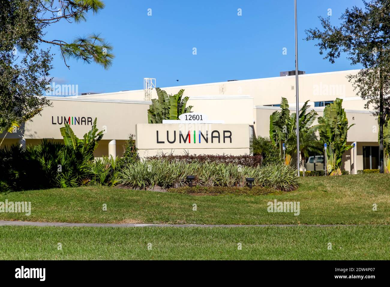 Le panneau technologique Luminar est visible à l'extérieur de leur siège social à Orlando, Floride, États-Unis, le 8 février 2020. Banque D'Images Le panneau technologique Luminar est visible à l'extérieur de leur siège social à Orlando, Floride, États-Unis, le 8 février 2020. Banque D'Images