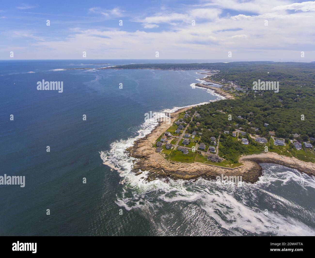 Vue aérienne du parc national de Halibut point et de la carrière granuleuse et vue aérienne de la côte dans la ville de Rockport, Massachusetts, États-Unis. Banque D'Images