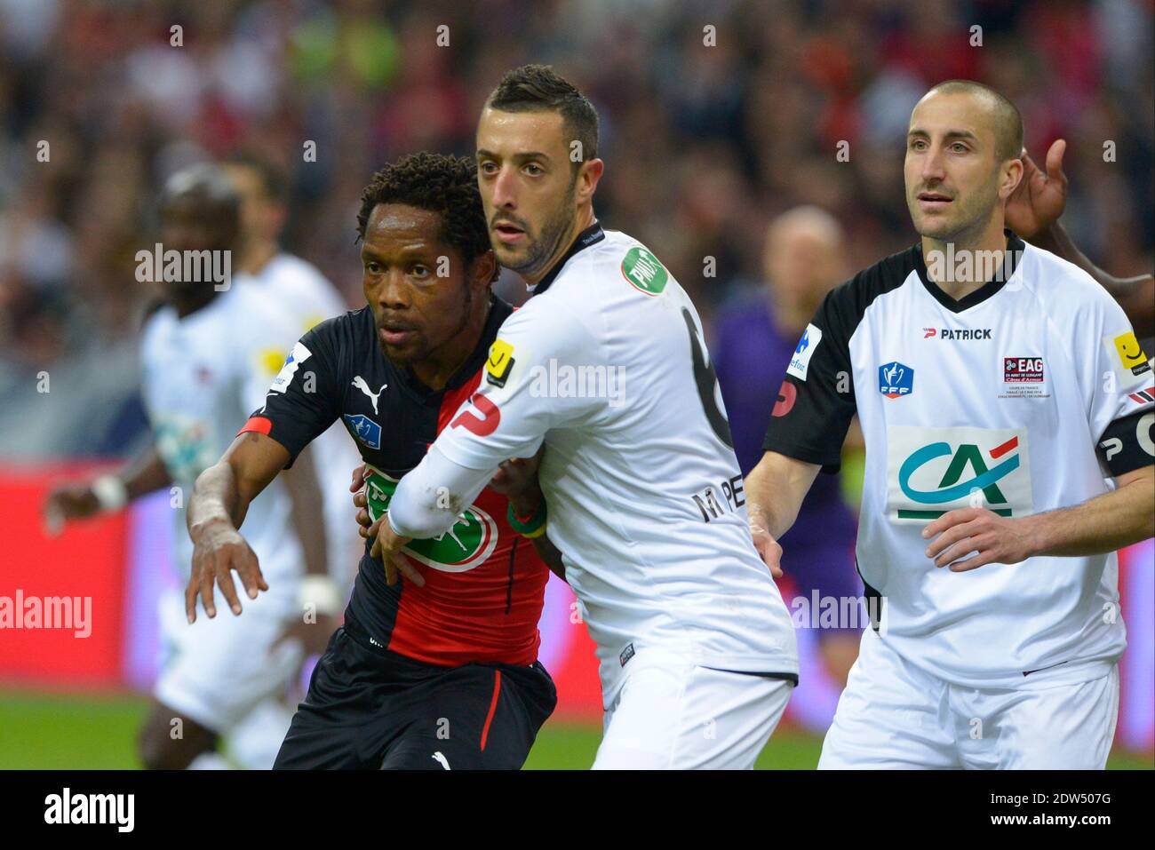 Jean II Makoun de Rennes affronte Jonathan Martins Pereira et Lionel Mathis de Guingamp lors du match de finale de football de la coupe française, Rennes contre Guingamp au Stade de France, St-Denis, France, le 3 mai 2014. Photo de Henri Szwarc/ABACAPRESS.COM Banque D'Images