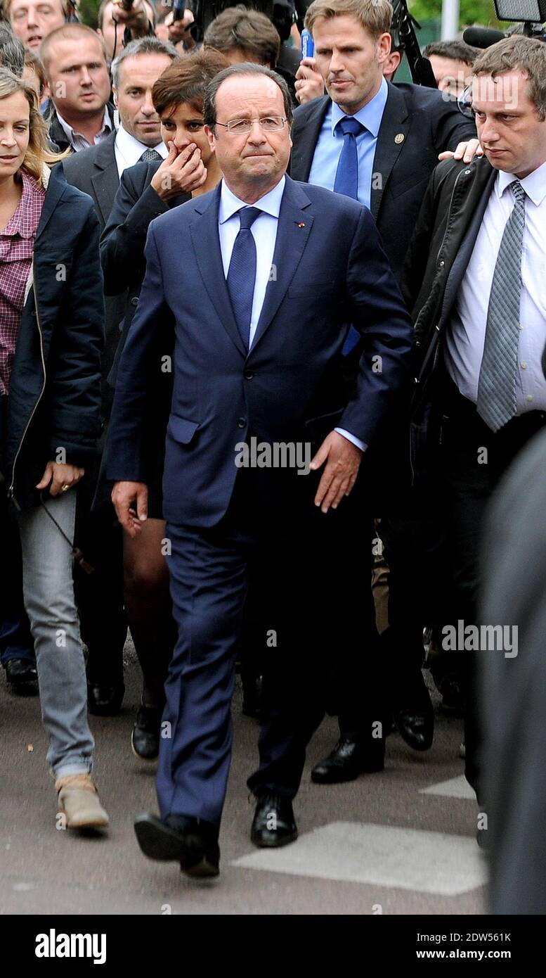 Le président français François Hollande, le ministre français des droits des femmes, de la jeunesse et des sports Najat Vallaud-Belkacem et le ministre français du travail François Rebsamen lors de leur visite à l'Institut des métiers artisanaux (Institut des métiers et de l'Artisanat), dans la banlieue parisienne de Villiers-le-Bel, en France, le 06 mai 2014. Hollande a marqué le deuxième anniversaire de son élection sur la défensive aujourd'hui, en promettant d'accélérer les réformes alors qu'il se débat avec les pires cotes d'approbation de n'importe quel dirigeant français moderne. Photo de Mousse/ABACAPRESS.COM Banque D'Images