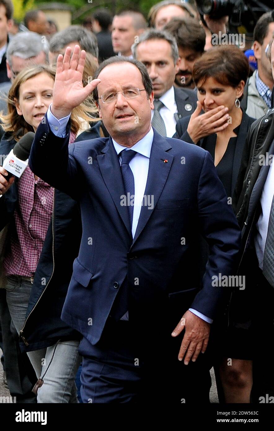 Le président français François Hollande, le ministre français des droits des femmes, de la jeunesse et des sports Najat Vallaud-Belkacem et le ministre français du travail François Rebsamen lors de leur visite à l'Institut des métiers artisanaux (Institut des métiers et de l'Artisanat), dans la banlieue parisienne de Villiers-le-Bel, en France, le 06 mai 2014. Hollande a marqué le deuxième anniversaire de son élection sur la défensive aujourd'hui, en promettant d'accélérer les réformes alors qu'il se débat avec les pires cotes d'approbation de n'importe quel dirigeant français moderne. Photo de Mousse/ABACAPRESS.COM Banque D'Images