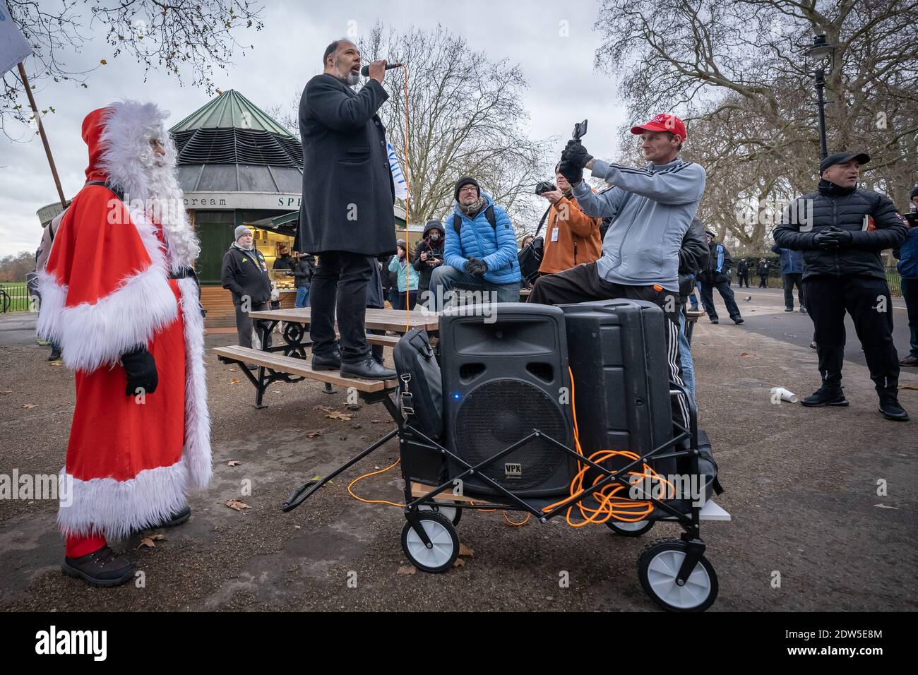 Coronavirus: David Kurten parle lors de la manifestation anti-verrouillage ‘la fête de Noël de Sta sauve’ à Speakerss’ Corner, Hyde Park, Londres, Royaume-Uni. Banque D'Images