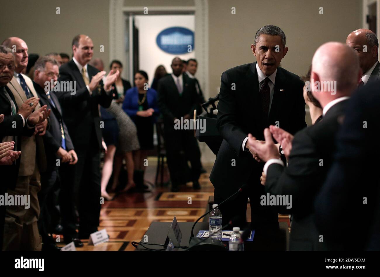 Le président américain Barack Obama accueille les responsables de l'application de la loi de tout le pays après leur avoir parlé dans le bureau exécutif d'Eisenhower le 13 mai 2014 à Washington, DC. Obama a discuté de la réforme de l'immigration tout en rencontrant les responsables de l'application de la loi. Photo de Win McNamee/Pool/ABACAPRESS.COM Banque D'Images