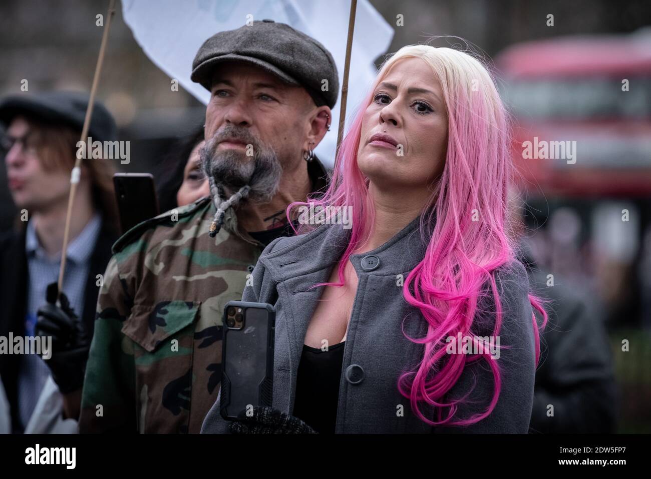 Martin Hockridge(à gauche) avec Lisa Jane Waters(à droite). Coronavirus: Manifestation anti-verrouillage de 'Santa Saves Xmas' à Speakerss' Corner, Hyde Park, Londres. Banque D'Images