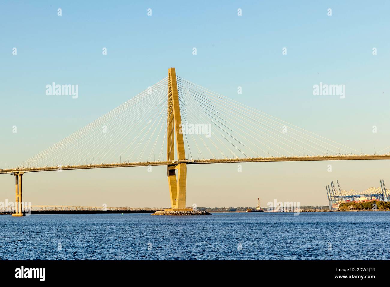 Le pont Arthur Ravenel Jr., un pont de câble au-dessus de la rivière Cooper, à Sunset, en Caroline du Sud, aux États-Unis. Banque D'Images
