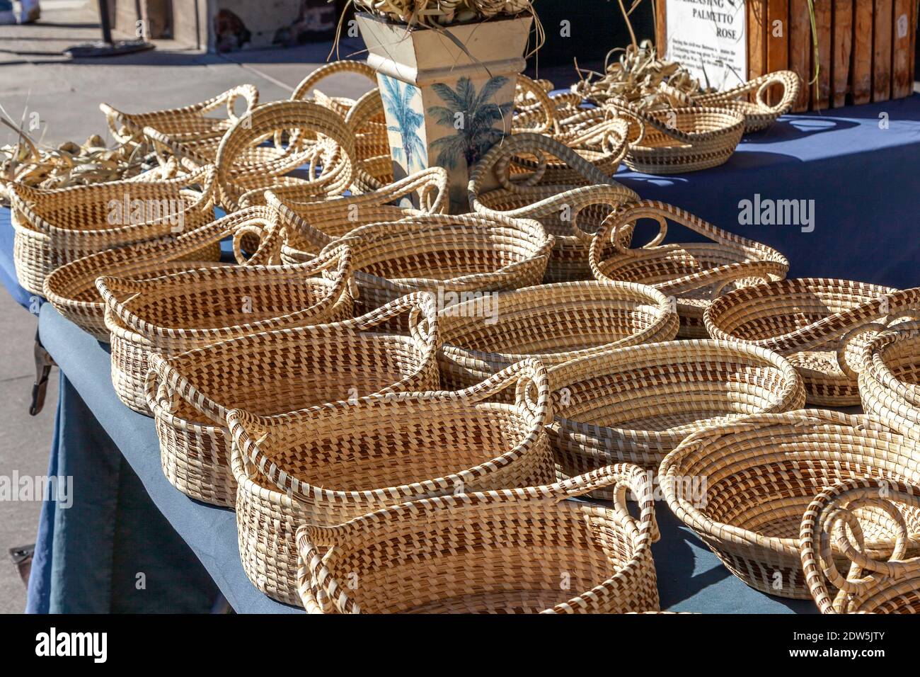 Des paniers de Sweetgrass sont exposés au marché historique de Charleston City à Charleston, en Caroline du Sud, le magnifique artisanat d'origine africaine. Banque D'Images