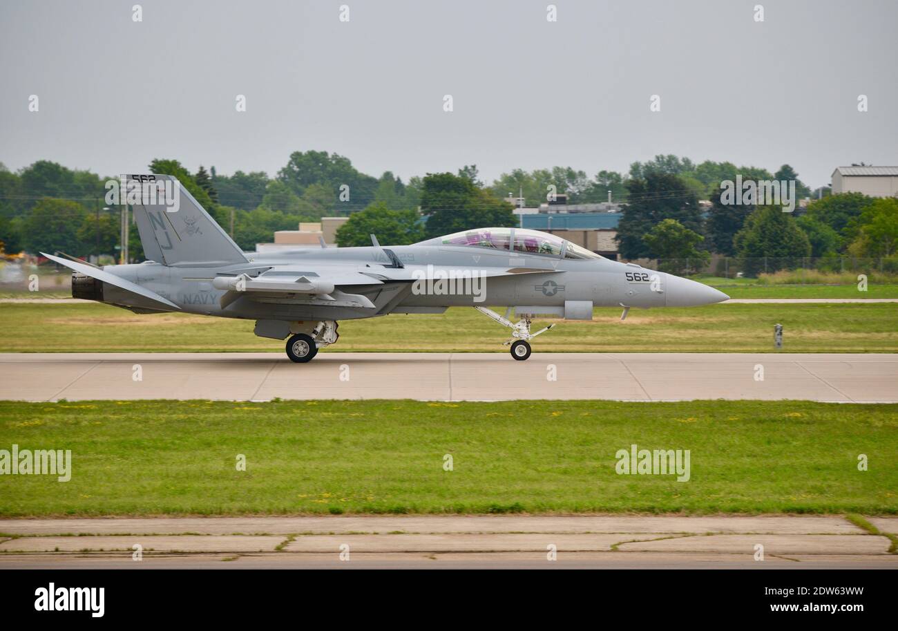 Démonstration de vol avec capacités létales du F-18 Super Hornet à EAA AirVenture, Oshkosh, Wisconsin, États-Unis Banque D'Images