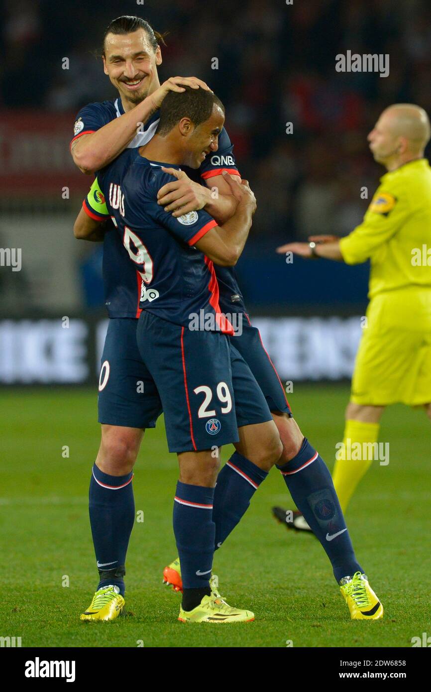 Zlatan Ibrahimovic du PSG a donné l'insigne du capitaine à Lucas Moura après son remplacement lors du match de football de la Ligue française 1, PSG vs Montpellier à Paris, France, le 17 mai 2014. PSG a gagné 4-0. Photo de Henri Szwarc/ABACAPRESS.COM Banque D'Images