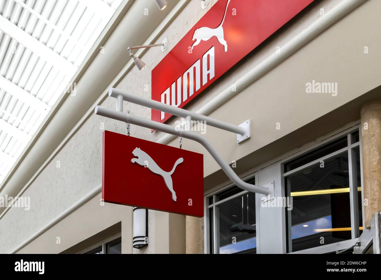 Enseigne suspendue PUMA à l'extérieur du magasin à Orlando, Floride, États-Unis, Banque D'Images