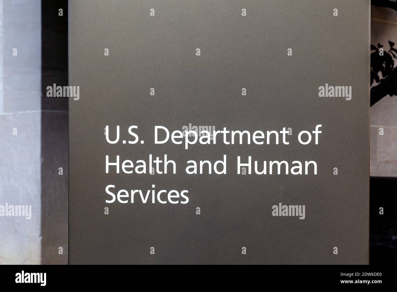 Enseigne du Département de la santé et des services sociaux des États-Unis (HHS) à son siège social à Washington, D.C. Banque D'Images