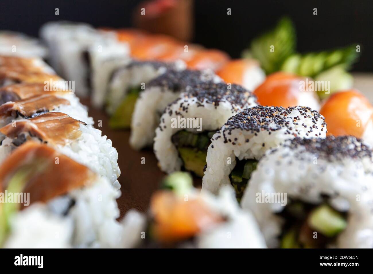 Un ensemble de petits pains à sushis disposés délicieusement sur un plateau Banque D'Images
