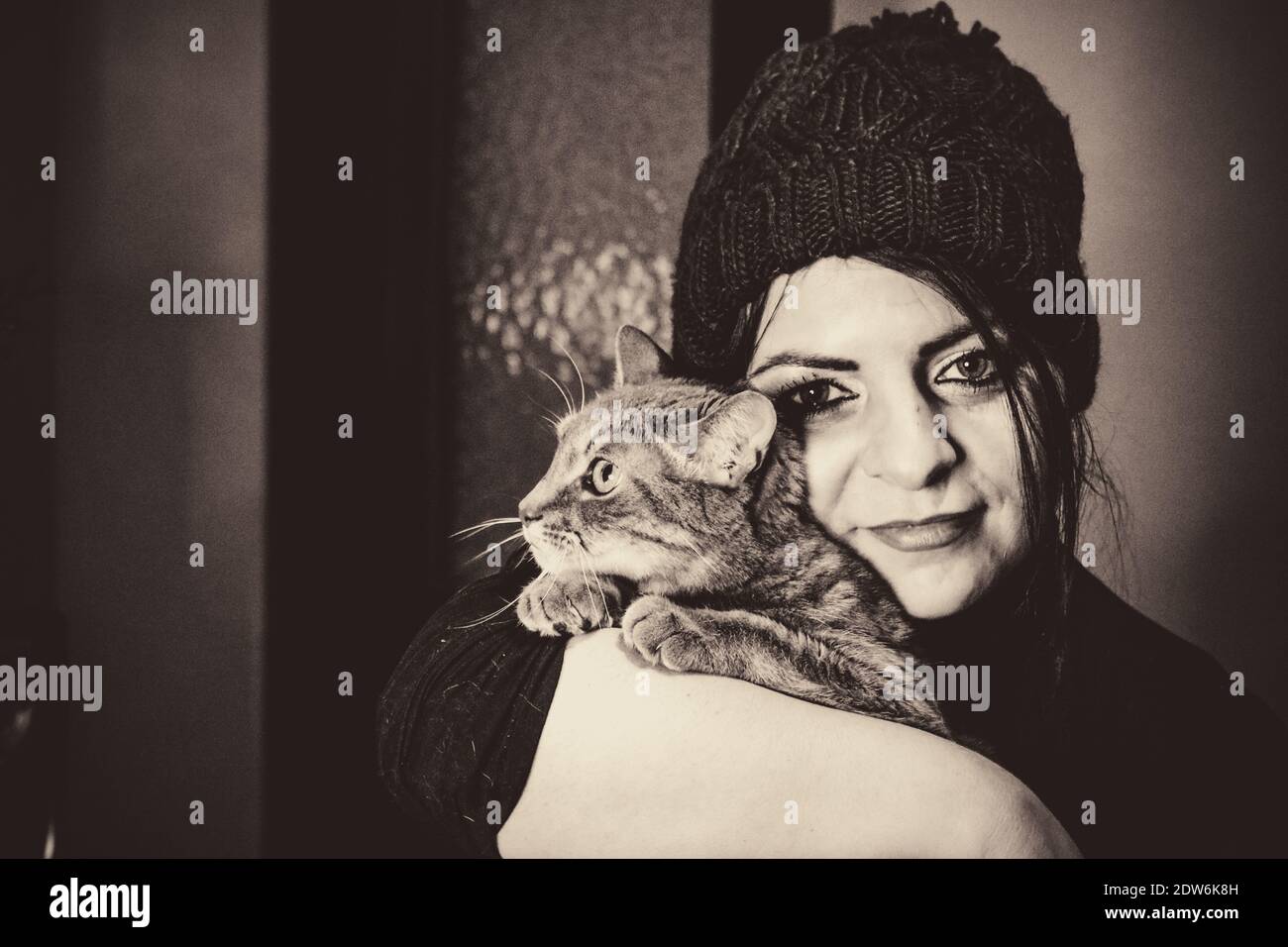 Photo en noir et blanc d'une femme et d'un chat enserrer Banque D'Images