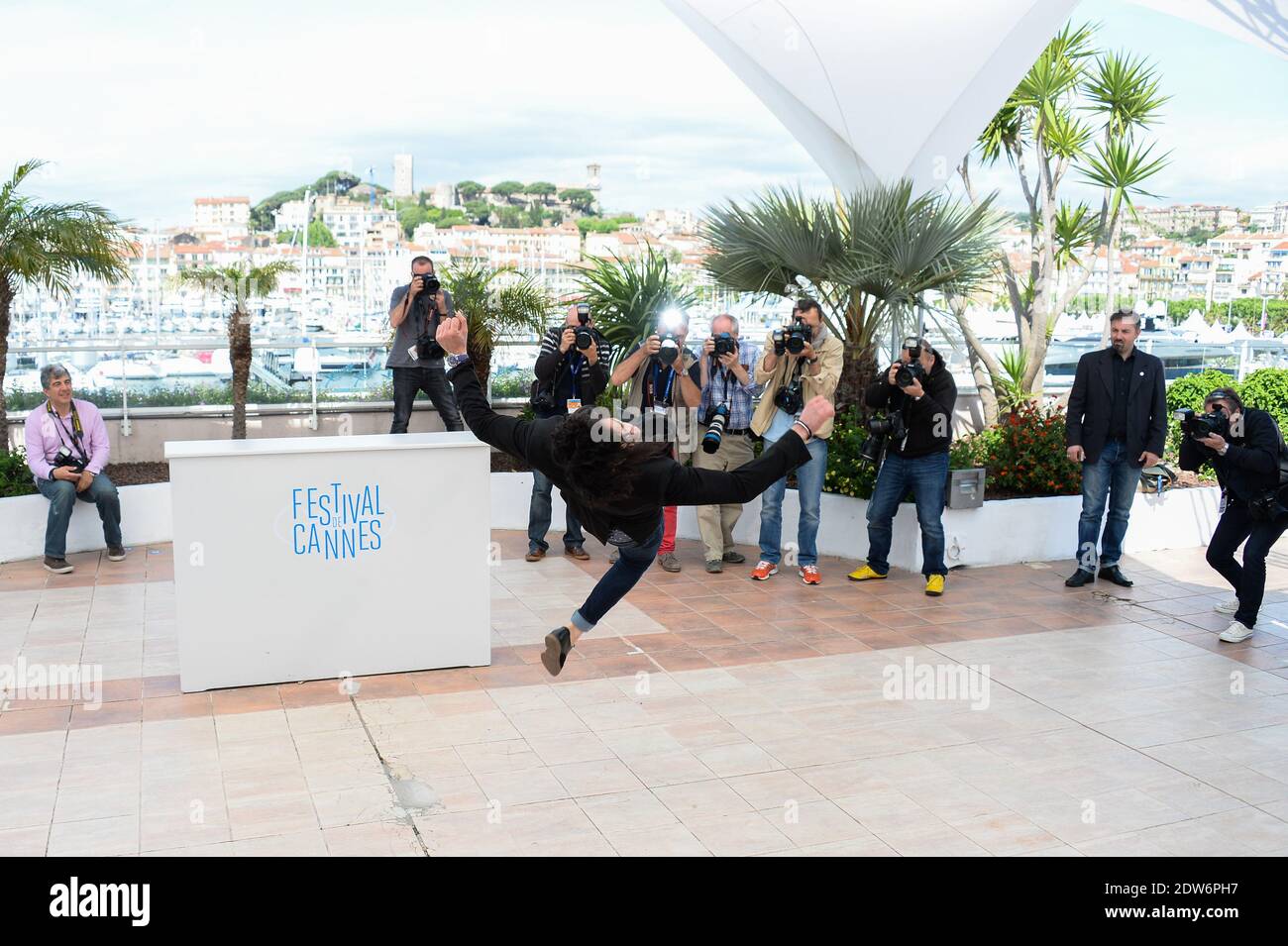 Rachid Youcef fait quelques lèvres au photocall pour le film Geronimo qui  s'est tenu au Palais des Festivals dans le cadre du 67ème Festival de  Cannes, le 20 mai 2014. Photo de