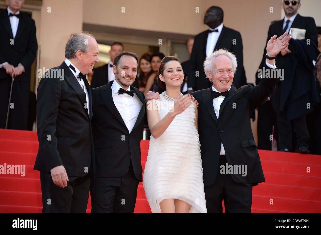 Jean-Pierre Dardenne, Luc Dardenne, Fabrizio Rongione, Marion Cotillard arrivée au Palais des Festivals pour la projection du film deux jours, une nuit dans le cadre du 67e Festival de Cannes, France, le 20 mai 2014. Photo de Nicolas Briquet/ABACAPRESS.COM Banque D'Images