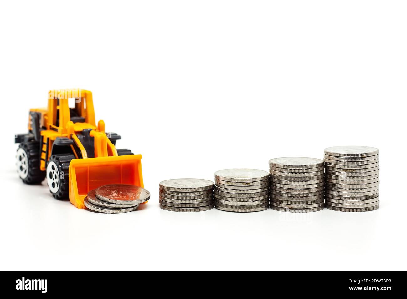 Gros plan des pièces de monnaie qui se sont déversé du véhicule jouet Photo  Stock - Alamy