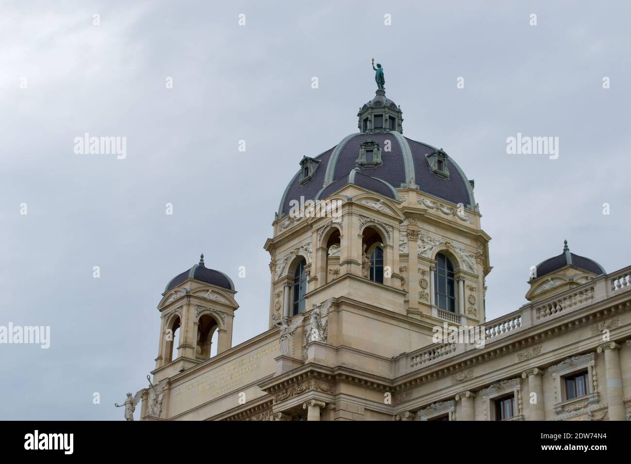 Le dôme de toit en pierre orné du musée impérial d'histoire naturelle de Vienne ou du musée impérial de la Cour royale d'histoire naturelle d'Autriche-Hongrie (K.K.NAT Banque D'Images