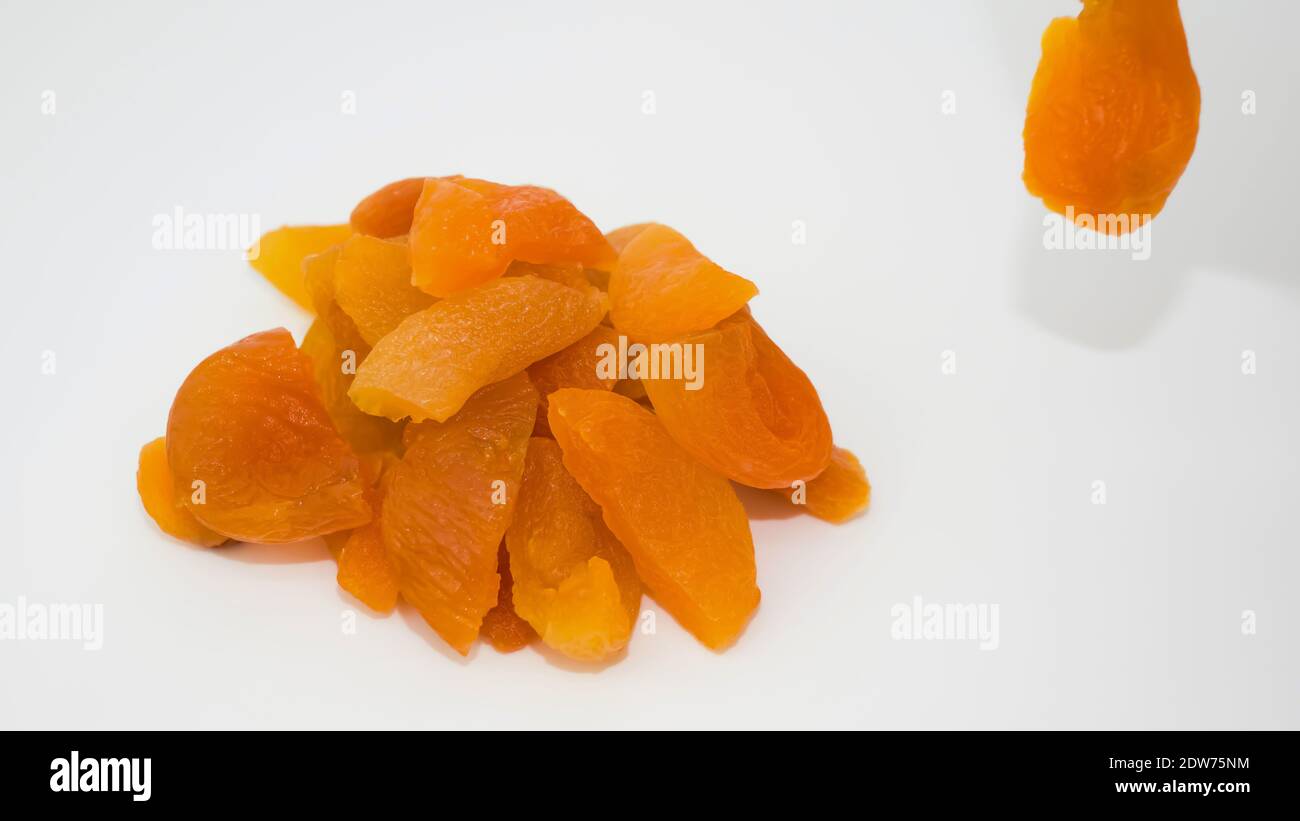 Abricots séchés sur une plaque blanche, un bouquet d'abricots séchés, abricots séchés. Banque D'Images