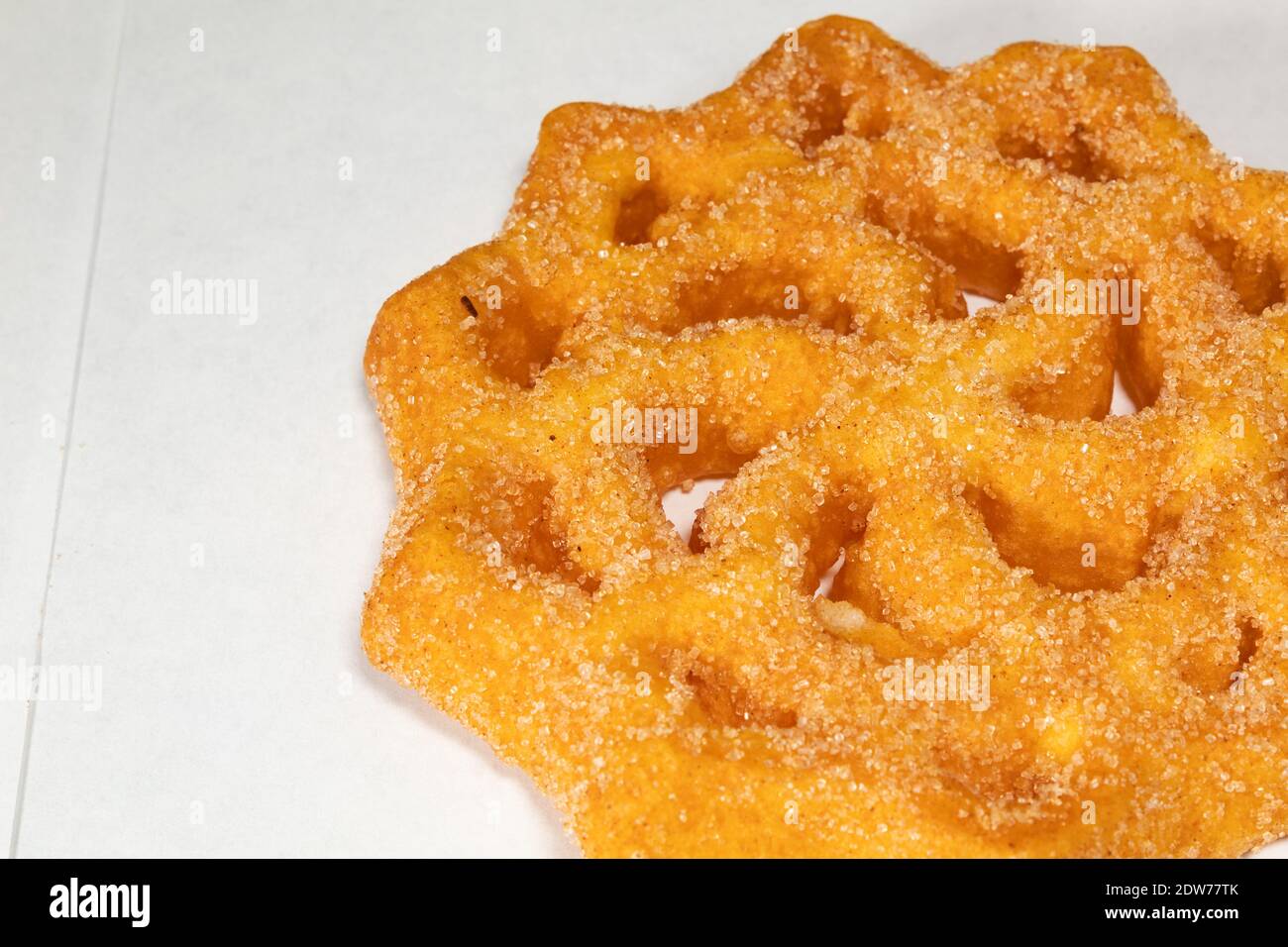 beignet de dessert mexicain traditionnel sur fond blanc Banque D'Images