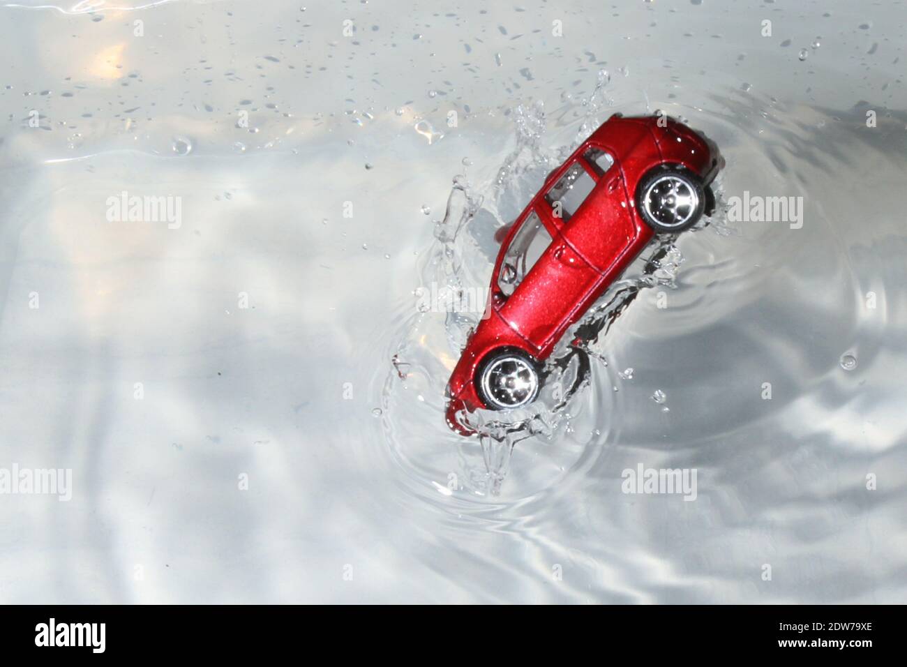 Vue en grand angle de la voiture-jouet tombant dans l'eau Photo Stock -  Alamy