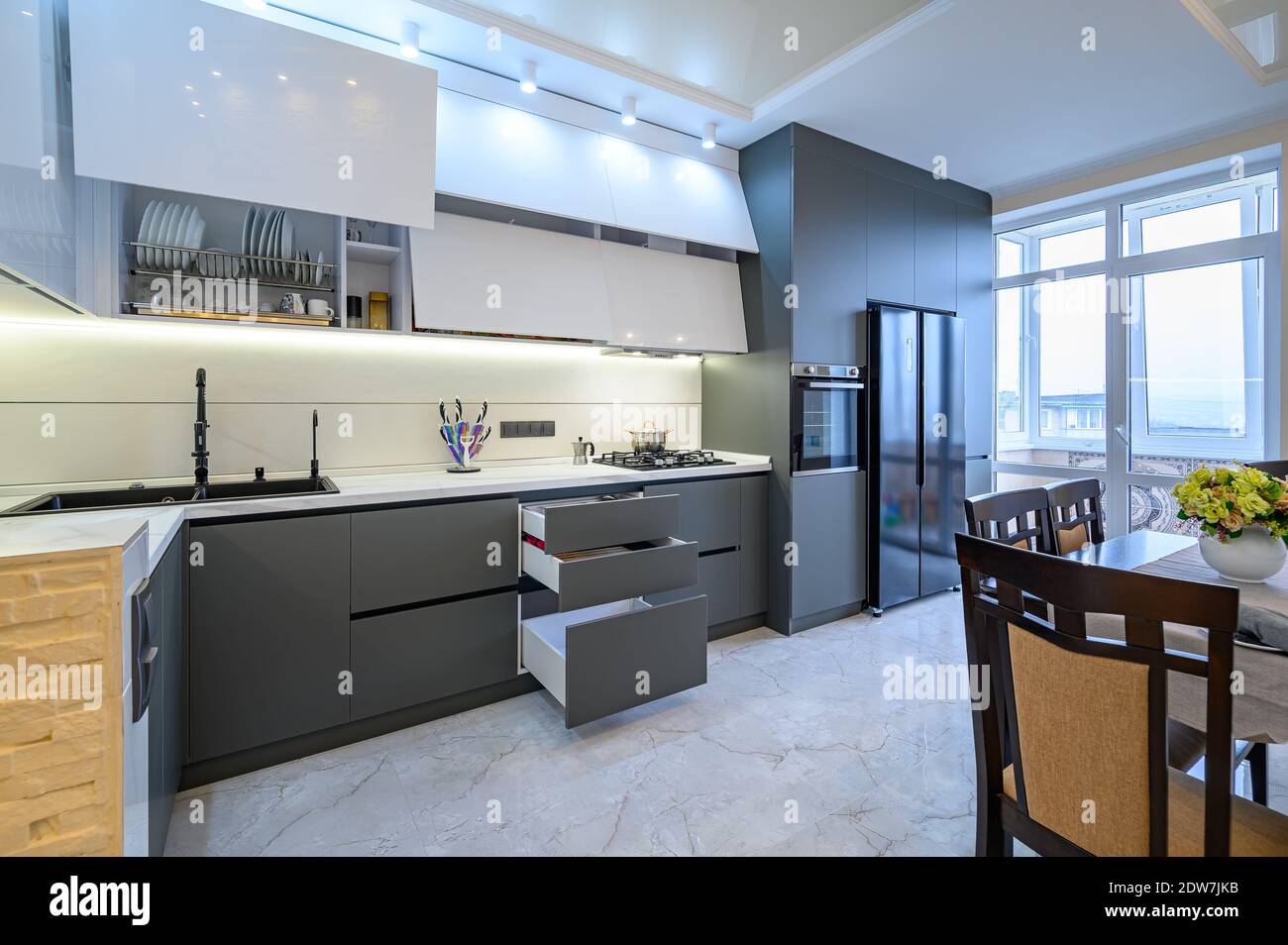 Cuisine moderne de luxe blanche et gris foncé Banque D'Images