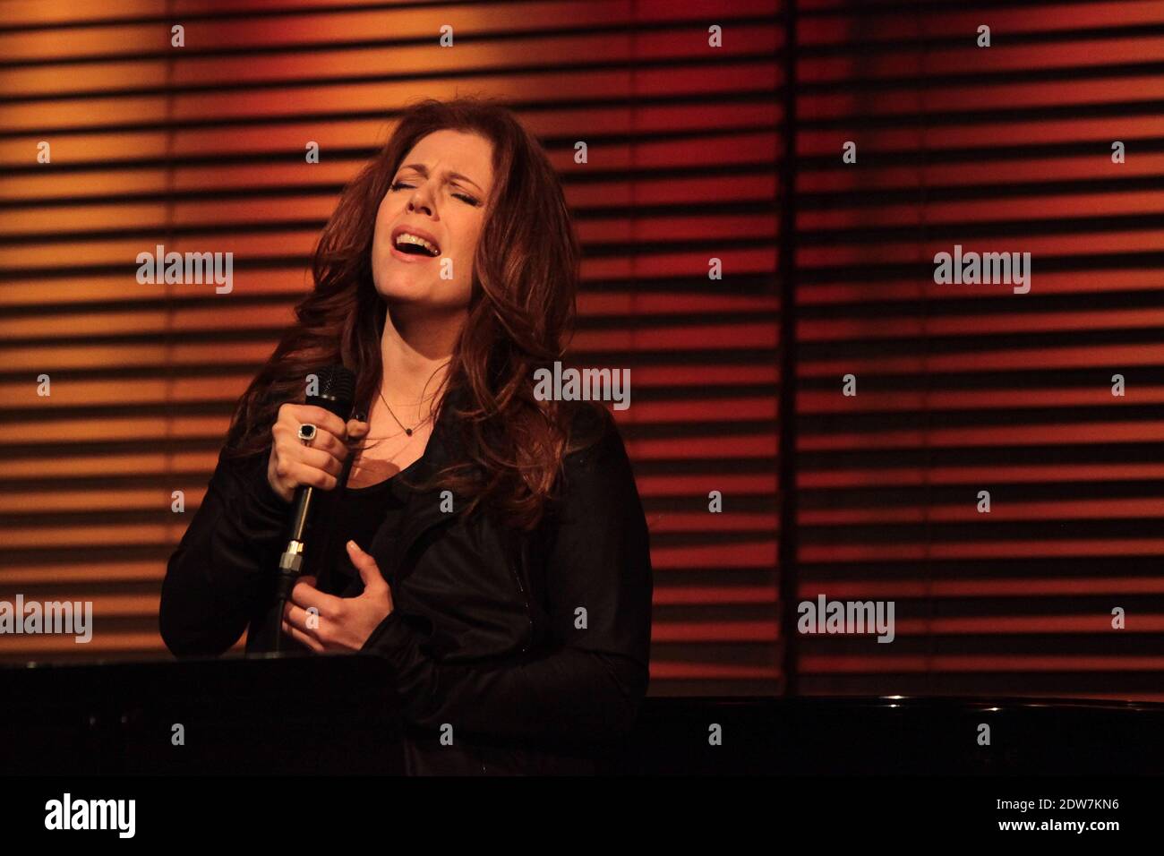 Isabelle Boulay interprète en direct lors d'un hommage spécial à feu l'auteur-compositeur français Etienne Roda-Gil pour marquer le 10e anniversaire de sa mort, au siège du SACEM à Neuilly-sur-Seine, près de Paris, en France, le 26 mai 2014. Photo de Audrey Poree/ABACAPRESS.COM Banque D'Images