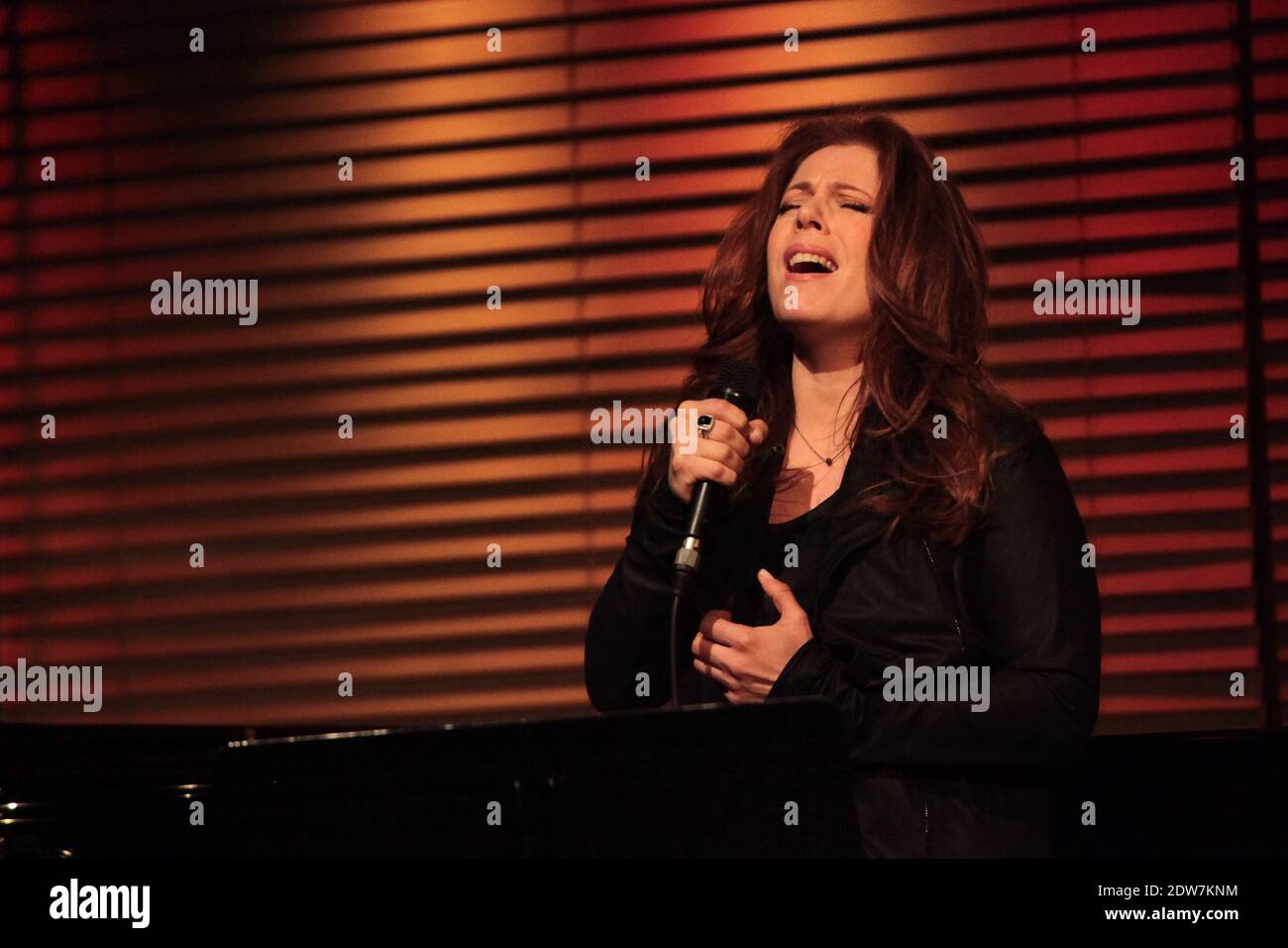 Isabelle Boulay interprète en direct lors d'un hommage spécial à feu l'auteur-compositeur français Etienne Roda-Gil pour marquer le 10e anniversaire de sa mort, au siège du SACEM à Neuilly-sur-Seine, près de Paris, en France, le 26 mai 2014. Photo de Audrey Poree/ABACAPRESS.COM Banque D'Images