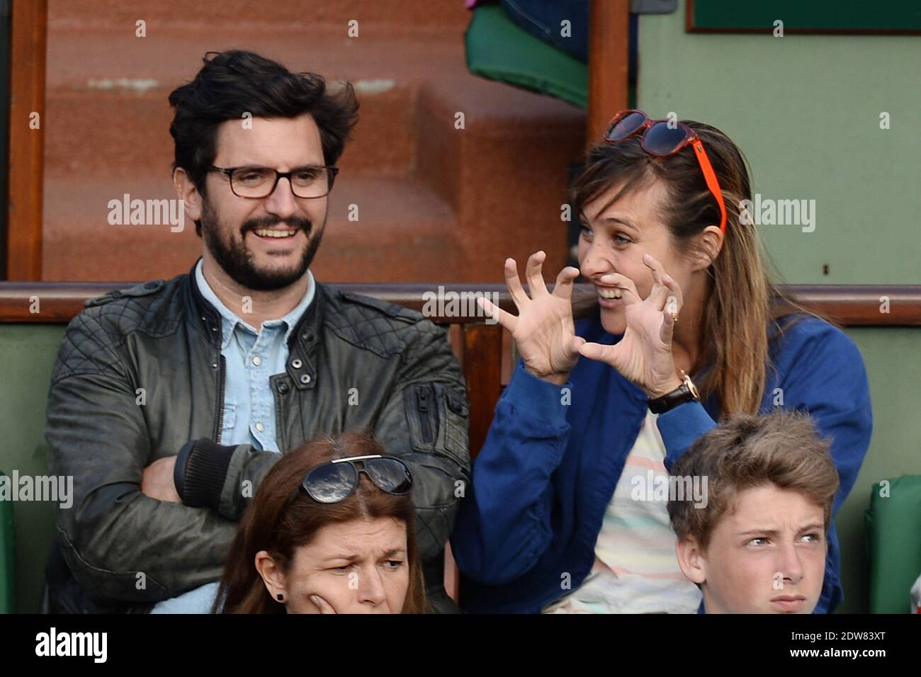 Julie de Bona et son mari regardant un troisième tour de jeu à l'Open de tennis français à l Julie de Bona et son mari regardant un troisième tour de jeu à l'Open de tennis français à l