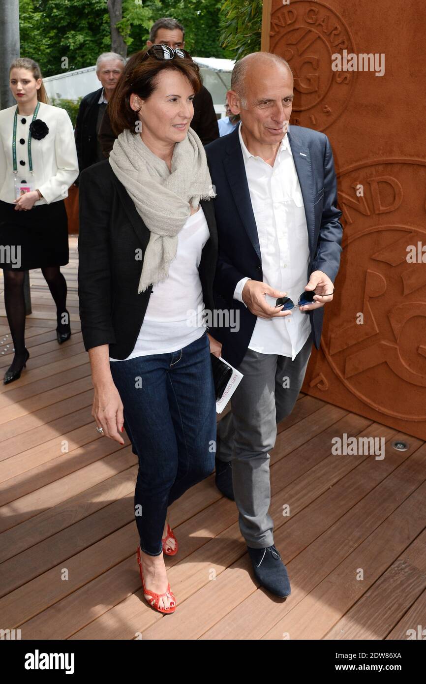 Jean-Michel Aphatie et sa femme Stephanie s'arrêtant au village, le  quartier VIP de l'Open de tennis français 2014 à l'arène Roland Garros à  Paris, France, le 1er juin 2014. Photo de Laurent