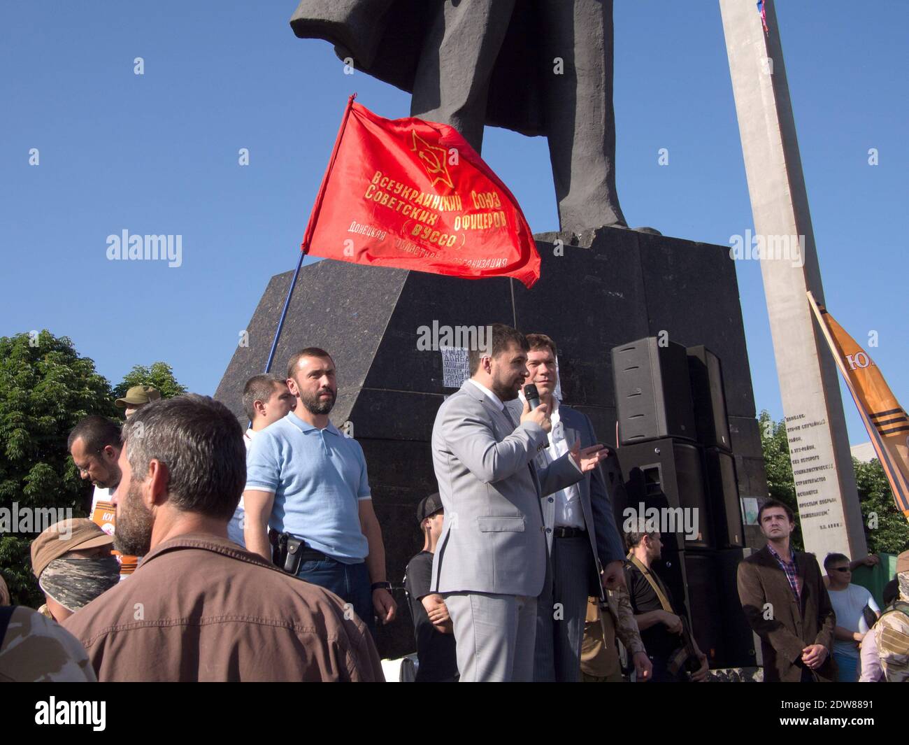 Ancien garde-corps du président français François Hollande, 'Dimitri' (en arrière-plan) est maintenant en charge de la sécurité du dirigeant séparatiste pro-russe Denis Pouchilin (Pouchiline). Donetsk, Ukraine. 25 mai 2014. Photo de Paolo Ciregia/ABACAPRESS.COM Banque D'Images