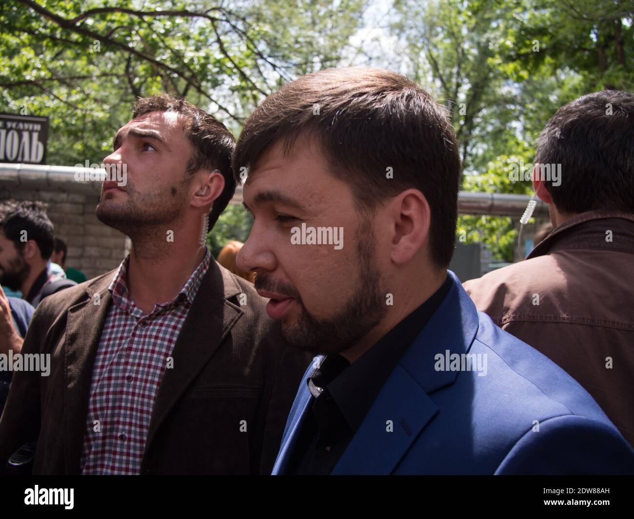 Ancien garde-corps du président français François Hollande, 'Dimitri' (en arrière-plan) est maintenant en charge de la sécurité du dirigeant séparatiste pro-russe Denis Pouchilin (Pouchiline). Donetsk, Ukraine. 25 mai 2014. Photo de Paolo Ciregia/ABACAPRESS.COM Banque D'Images