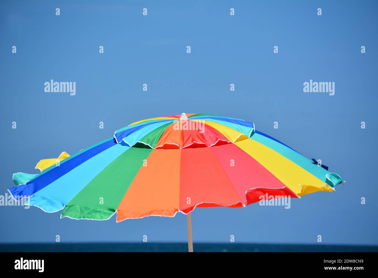 Vue à angle bas du parasol multicolore contre le ciel bleu Photo Stock -  Alamy