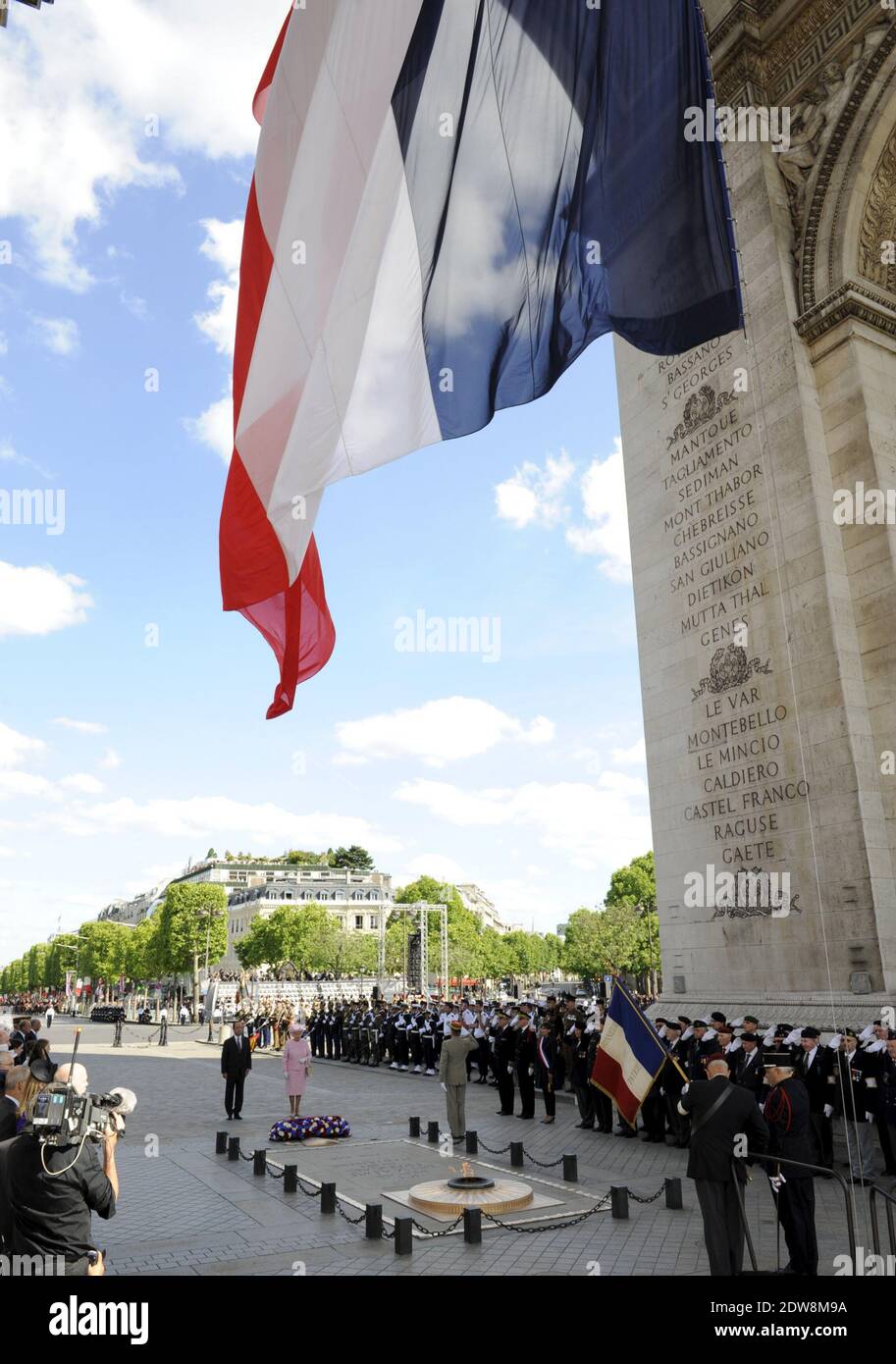 Le président français François Hollande et la reine Elizabeth II de  Grande-Bretagne assistent à une cérémonie de dépôt de couronne sur la tombe  du soldat inconnu à l'Arc de Triomphe à Paris,