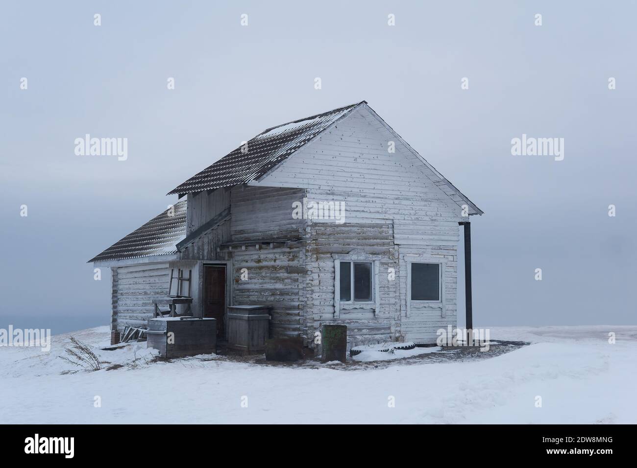 ancienne maison en bois au sommet d'une montagne dans un hiver enneigé paysage déserté Banque D'Images