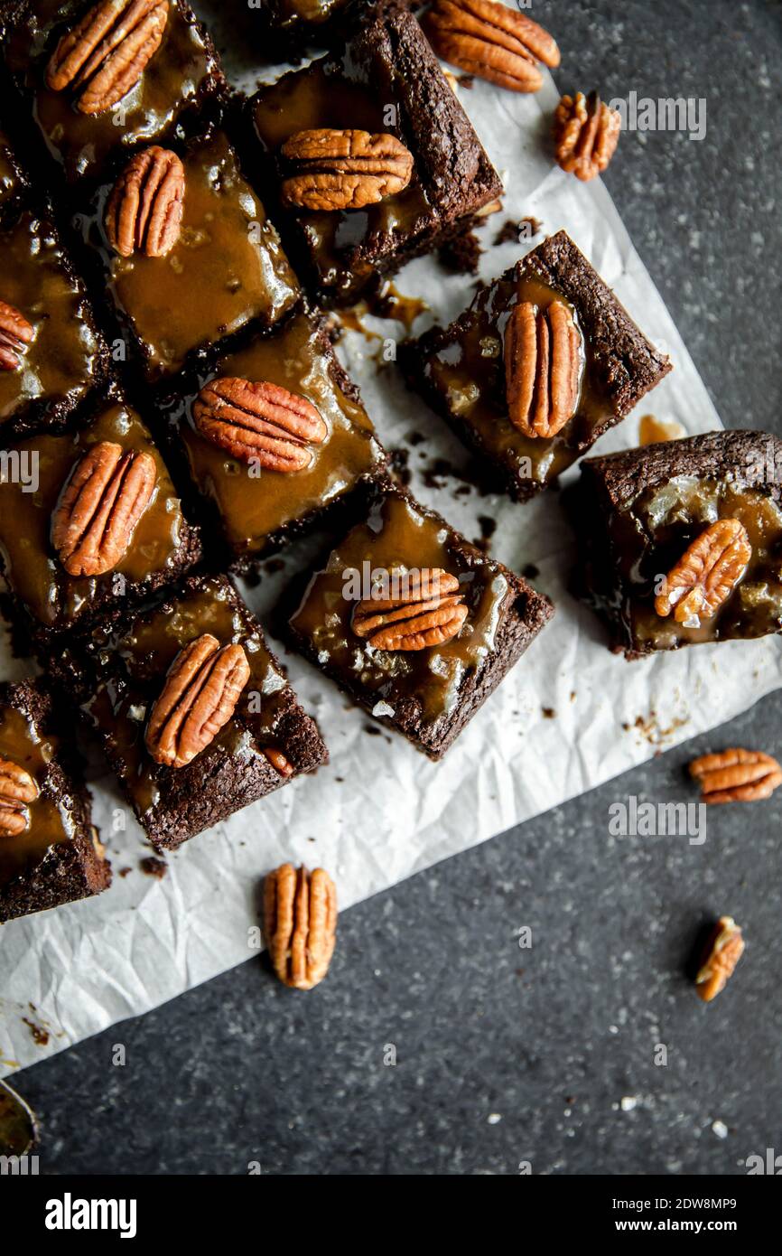 Accompagnement de gros plan sur des brownies aux tortues au caramel salé et à la noix de pécan. Banque D'Images
