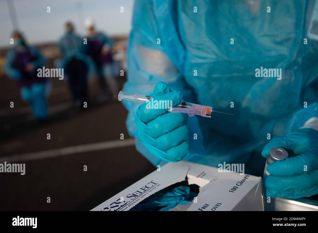 Manhattan, Kansas, États-Unis. 22 décembre 2020. Riley County Health Department Clinic Supervisor, ARYN PRICE, prépare une seringue avant d'administrer le vaccin Moderna qui est arrivé dans le comté de Riley mardi. 150 des 200 doses seront administrées à l'avance aux travailleurs de la santé de première ligne. Une deuxième série de doses devrait arriver dans la semaine à deux semaines. Crédit: Luke Townsend/ZUMA Wire/Alay Live News Banque D'Images