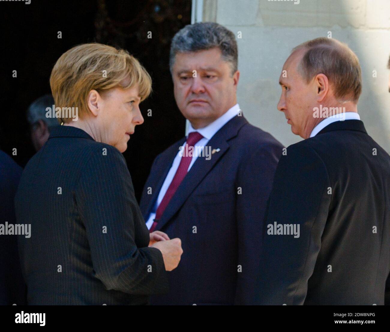 La chancelière allemande Angela Merkel, Petro Porochenko et le président russe Vladimir Poutine sont vus après leur déjeuner du 6 juin 2014 à Benouville, en France, le vendredi 06 juin, Est le 70e anniversaire du débarquement du jour J qui a vu 156,000 soldats des pays alliés, y compris le Royaume-Uni et les États-Unis, joindre leurs forces pour lancer une attaque audacieuse sur les plages de Normandie, ces agressions sont créditées de la défaite finale de l'Allemagne nazie. Une série d'événements commémorant le 70e anniversaire est prévue pour la semaine, de nombreux chefs d'État se rendant sur les célèbres plages Banque D'Images