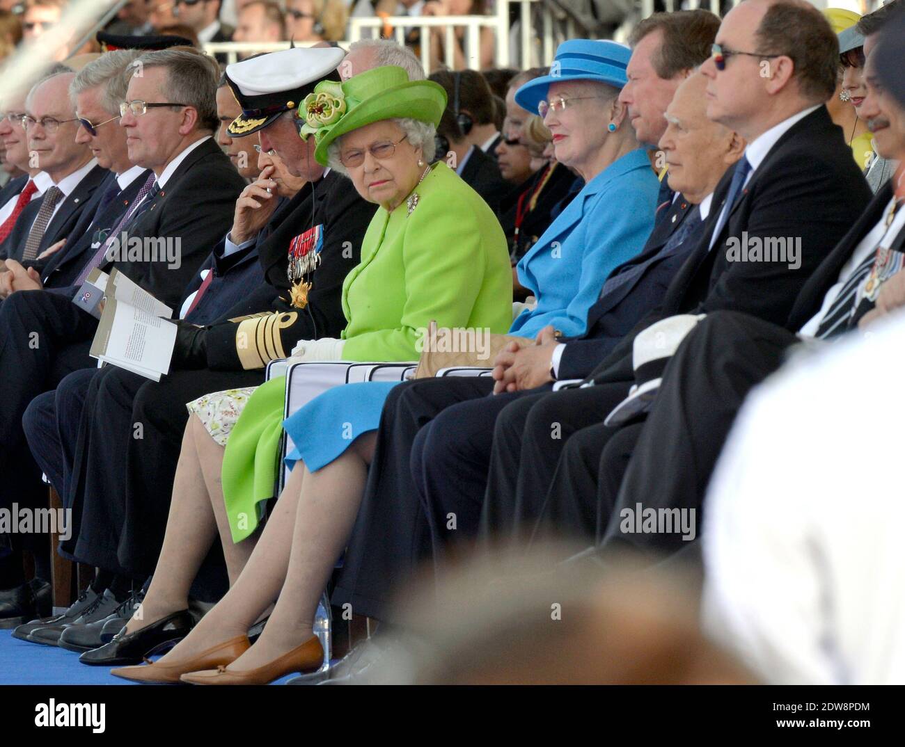 La reine britannique Elizabeth II, la reine Margrethe II du Danemark, le grand-duc de Luxembourg, Henri, Karolos Papoulias, président de la Grèce et le prince Albert II de Monaco assistent à la cérémonie internationale à Sword Beach à Ouistreham, dans le cadre des cérémonies officielles à l'occasion du 70e anniversaire du D-Day, Le 6 juin 2014 en Normandie, France. Photo de Abd Rabbo-Bernard-Gouhier-Mousse/ABACAPRESS.COM Banque D'Images