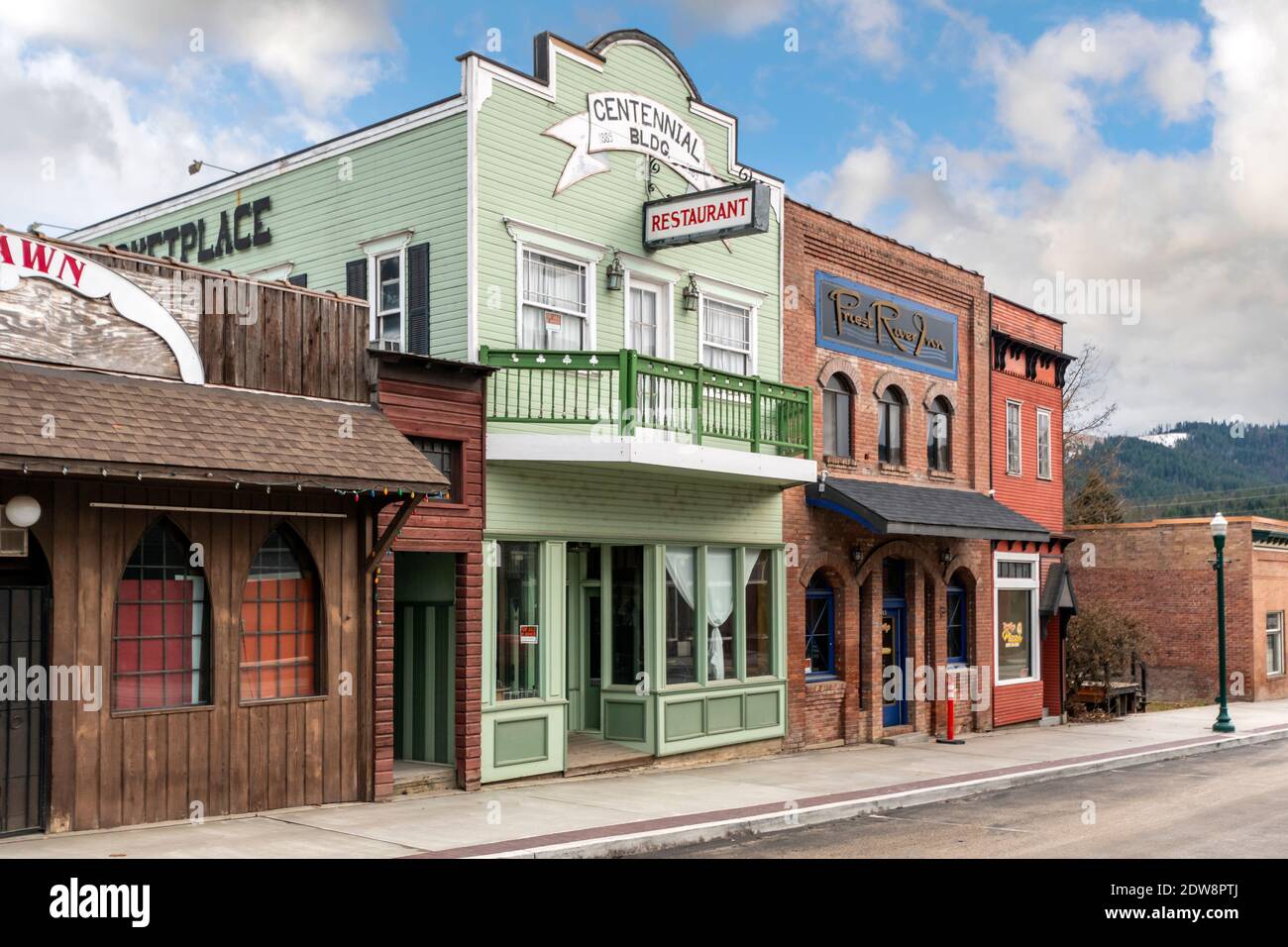 Boutiques historiques colorées sur la rue principale de la rivière historique Priest, Idaho, dans le nord-ouest des États-Unis en hiver. Banque D'Images
