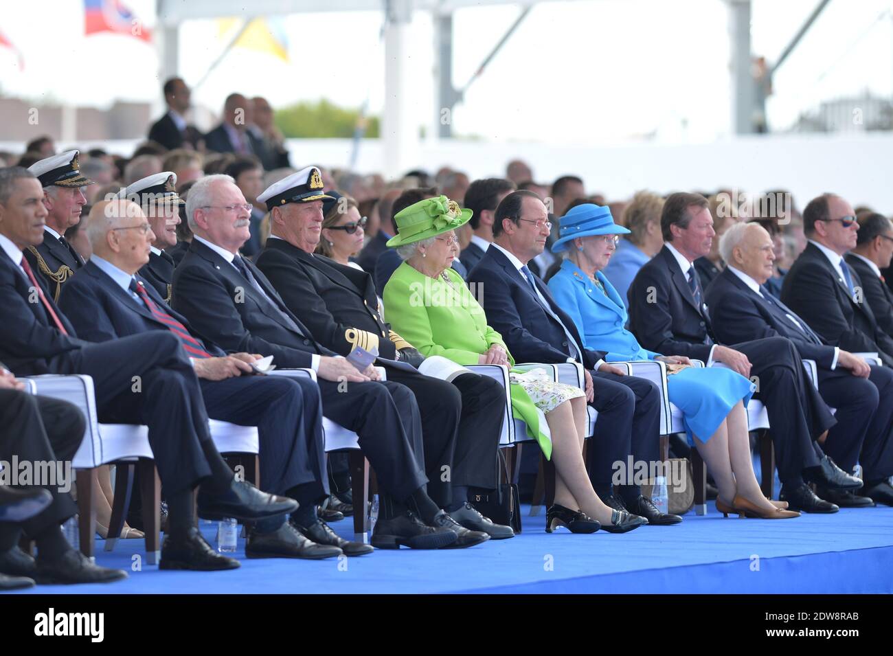 L-R : Président des Etats-Unis d'Amérique Barack Obama, Prince de Galles Charles, Prince Philip Duke d'Édimbourg, Président de la République slovaque Ivan Gasparovic, Roi Harald V de Norvège, Grande Duchesse Maria-Teresa du Luxembourg, Reine britannique Elizabeth II, Président français François Hollande, Reine Margrethe du Danemark, Le Grand-Duc Henri de Luxembourg, le Prince Albert II de Monaco assiste à la cérémonie internationale à Sword Beach à Ouistreham, dans le cadre des cérémonies officielles à l'occasion du 70e anniversaire du D-Day, le 6 juin 2014 en Normandie, en France. Photo d'Abd Rabbo-Bernard-Go Banque D'Images