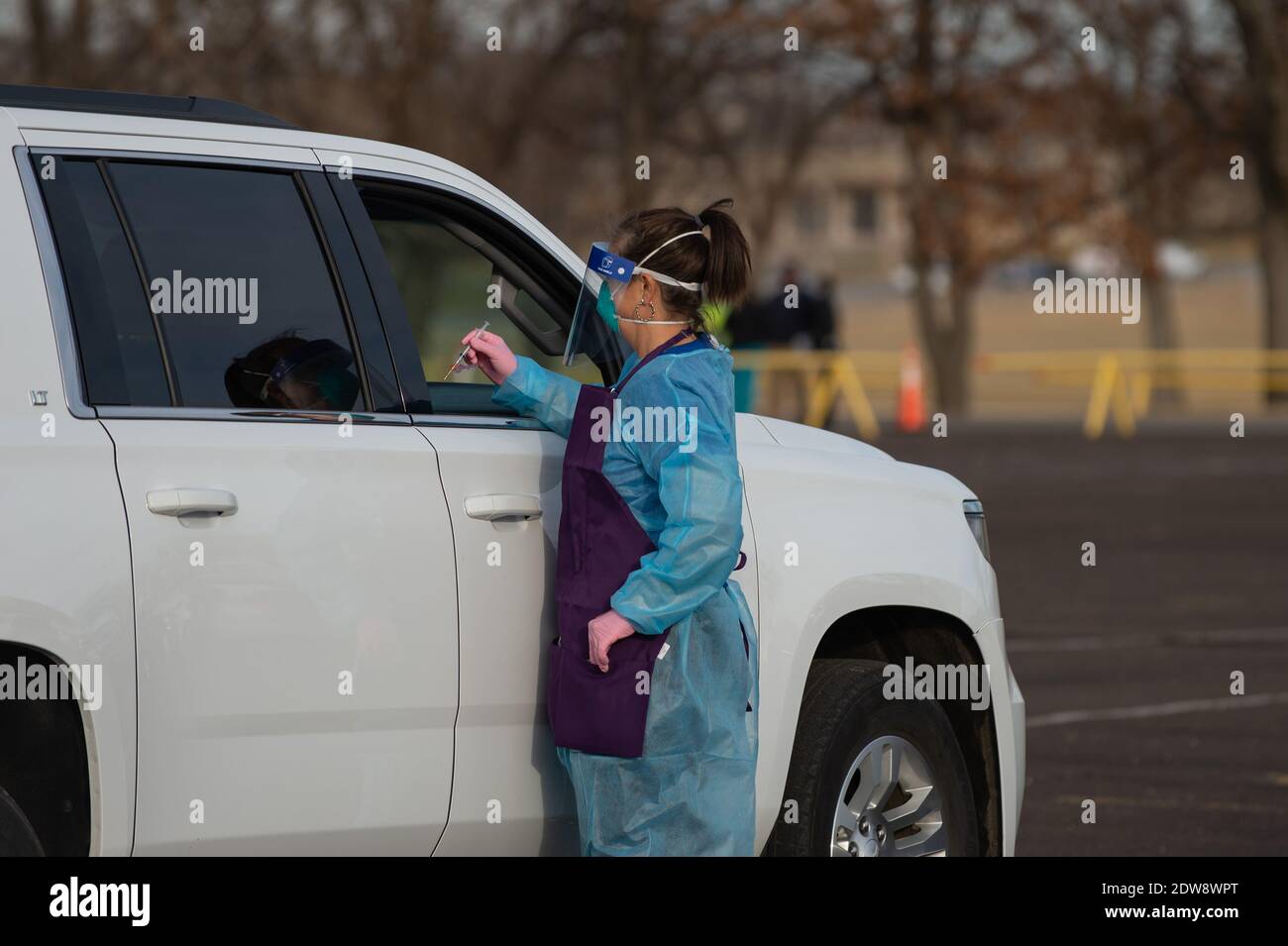 Manhattan, Kansas, États-Unis. 22 décembre 2020. Le personnel médical du département de santé du comté de Riley administre le vaccin Moderna dans le stationnement du stade de la famille Bill Snyder à l'université d'État du Kansas. Le vaccin Moderna est arrivé mardi dans le comté de Riley et 150 des 200 doses seront administrées à l'avance aux travailleurs de la santé de première ligne. Une deuxième série de doses devrait arriver dans la semaine à deux semaines. Crédit: Luke Townsend/ZUMA Wire/Alay Live News Banque D'Images