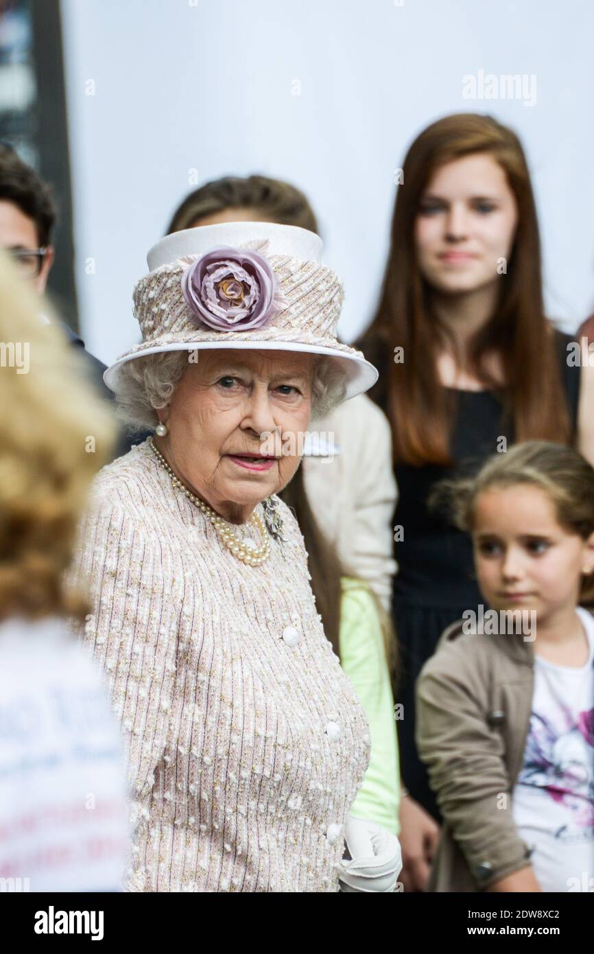 La reine Elizabeth II visite le marché aux fleurs de Paris le 7 juin 2014 à Paris, en France. La Reine est le dernier jour d'une visite d'État de trois jours à Paris. Le marché aux fleurs a été nommé 'arche aux fleurs Reine Elizabeth II' en l'honneur de la Reine aujourd'hui. Photo par Ammar Abd Rabbo/ABACAPRESS.COM Banque D'Images