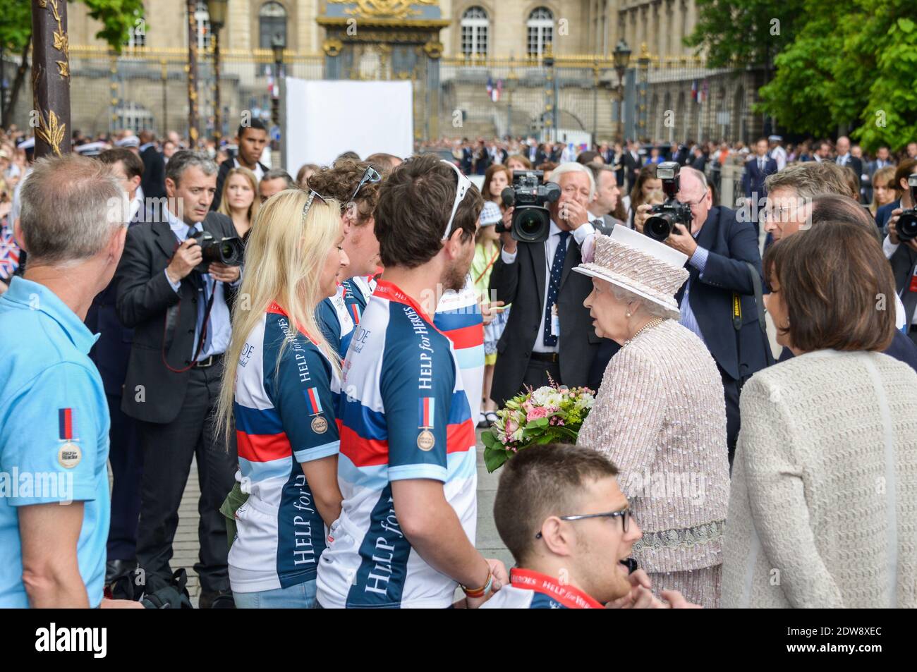 La reine Elizabeth II visite le marché aux fleurs de Paris le 7 juin 2014 à Paris, en France. La Reine est le dernier jour d'une visite d'État de trois jours à Paris. Le marché aux fleurs a été nommé 'arche aux fleurs Reine Elizabeth II' en l'honneur de la Reine aujourd'hui. Photo par Ammar Abd Rabbo/ABACAPRESS.COM Banque D'Images