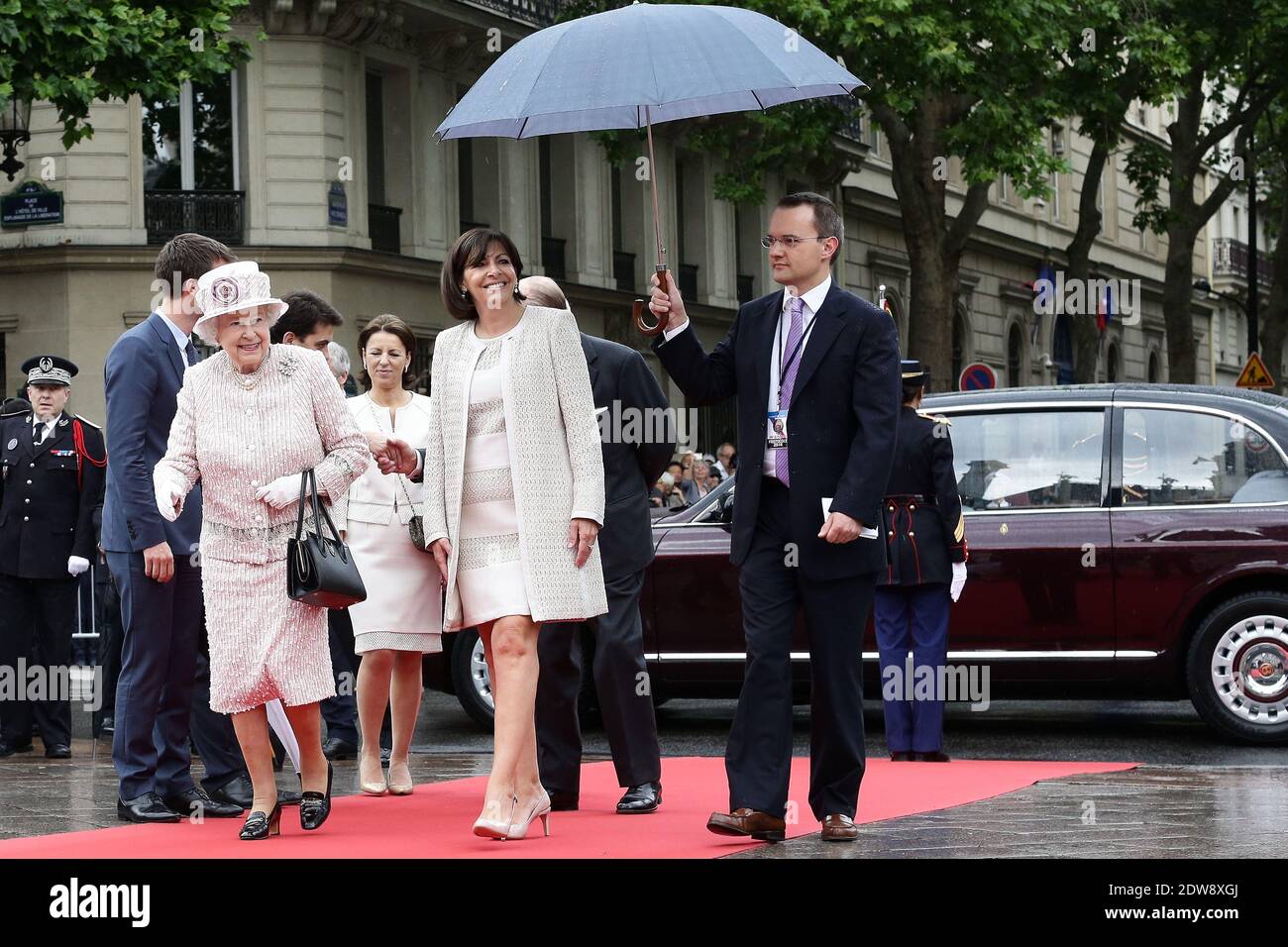 HM la Reine Elizabeth II et HRH le duc d'Édimbourg sont reçus par Anne  Hidalgo, maire de la ville, à l'hôtel de ville, dans le cadre de la visite  d'État de QueenÕs