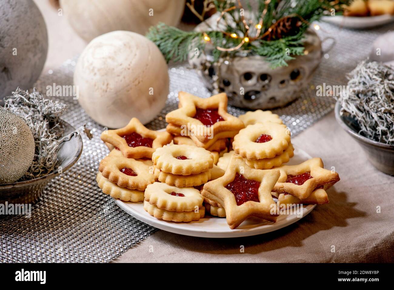 Biscuits sablés Linz maison de Noël traditionnels biscuits avec confiture  rouge sur l'assiette. Décoration de Noël tendance en bois écologique sur  nappe en lin Photo Stock - Alamy