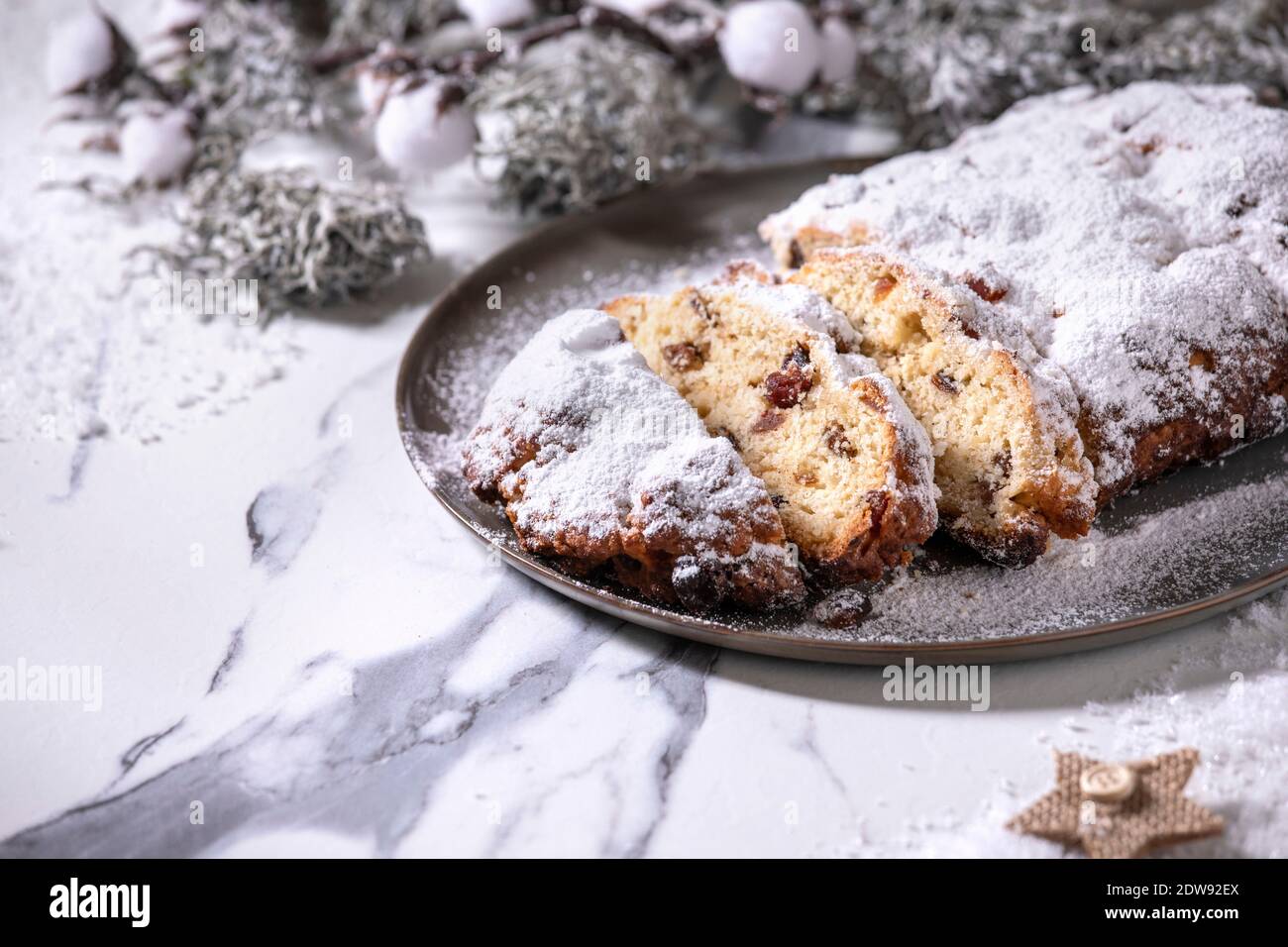 Traditionnel maison de Noël allemand pâtisserie stollen gâteau pain sur  plaque avec des décorations de Noël argentées sur fond de marbre blanc  Photo Stock - Alamy