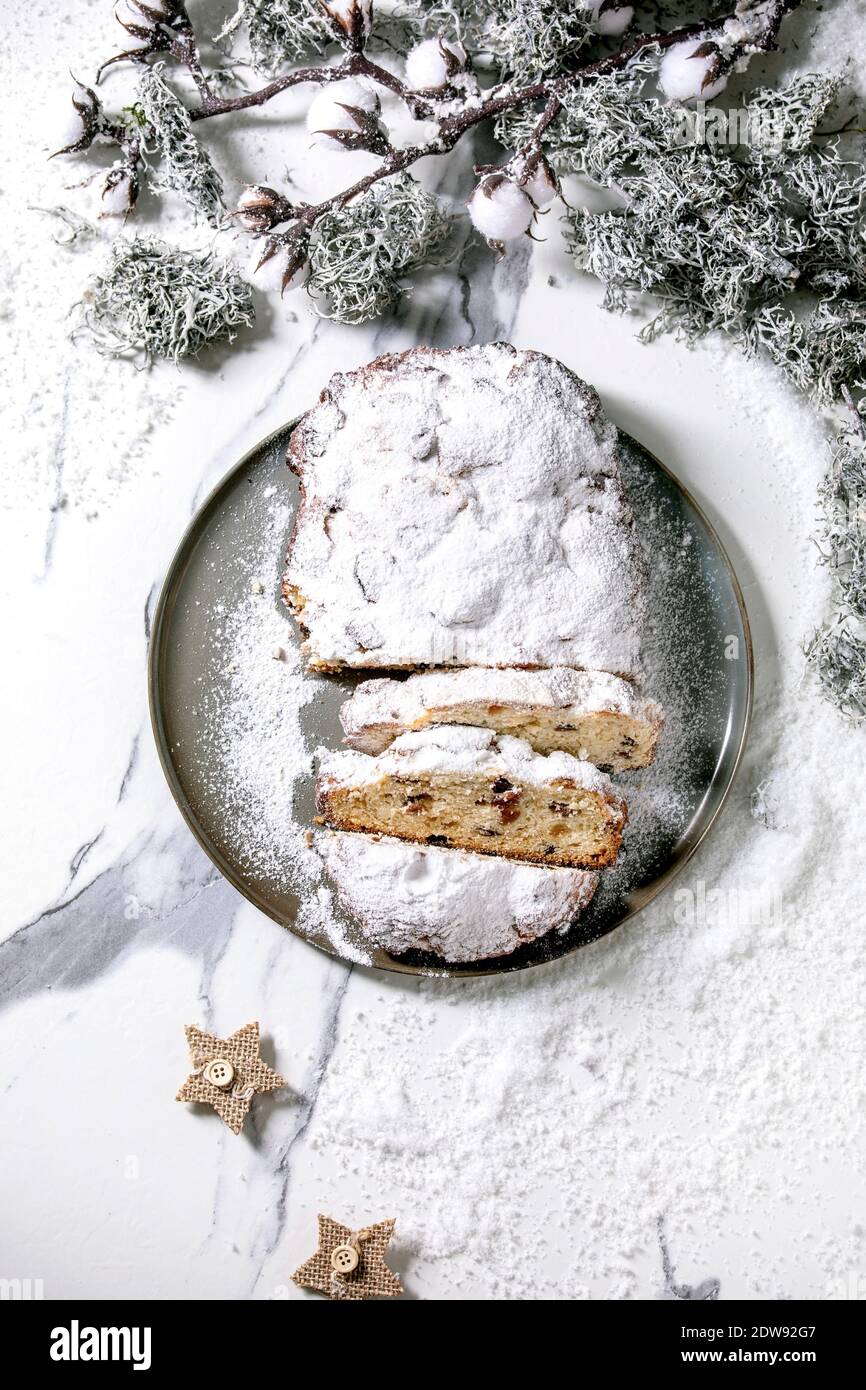 Traditionnel maison de Noël allemand pâtisserie stollen gâteau pain sur  plaque avec des décorations de Noël argentées sur fond de marbre blanc.  Pose à plat, espace Photo Stock - Alamy