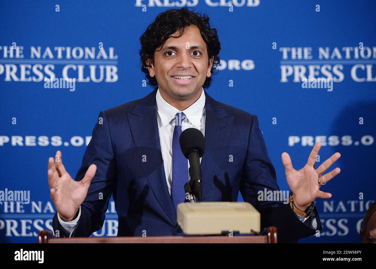 Le réalisateur et scénariste M. Night Shyamalan a prononcé un discours au déjeuner du National Press Club sur la réduction de l'écart de réussite scolaire aux Etats-Unis le 11 juin 2014 à Washington, DC, Etats-Unis. Photo par Olivier Douliery/ABACAPRESS.COM Banque D'Images