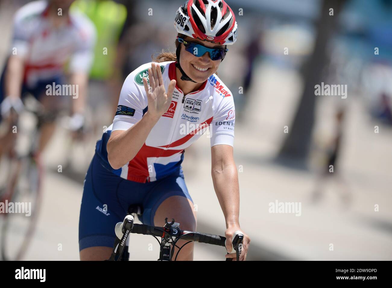 Pippa Middleton participe à la 33ème course à travers l'Amérique, qui fait partie de l'équipe de la Fondation Michael Matthews. Les coureurs doivent parcourir 3000 miles dans 12 États et grimper sur 170,000 pieds verticaux. Les coureurs d'équipe ont un maximum de neuf jours pour terminer. Les équipes feront 350-500 km par jour, course sans escale. Oceanside, 14 juin 2014. Photo de Lionel Hahn/ABACAPRESS.COM Banque D'Images